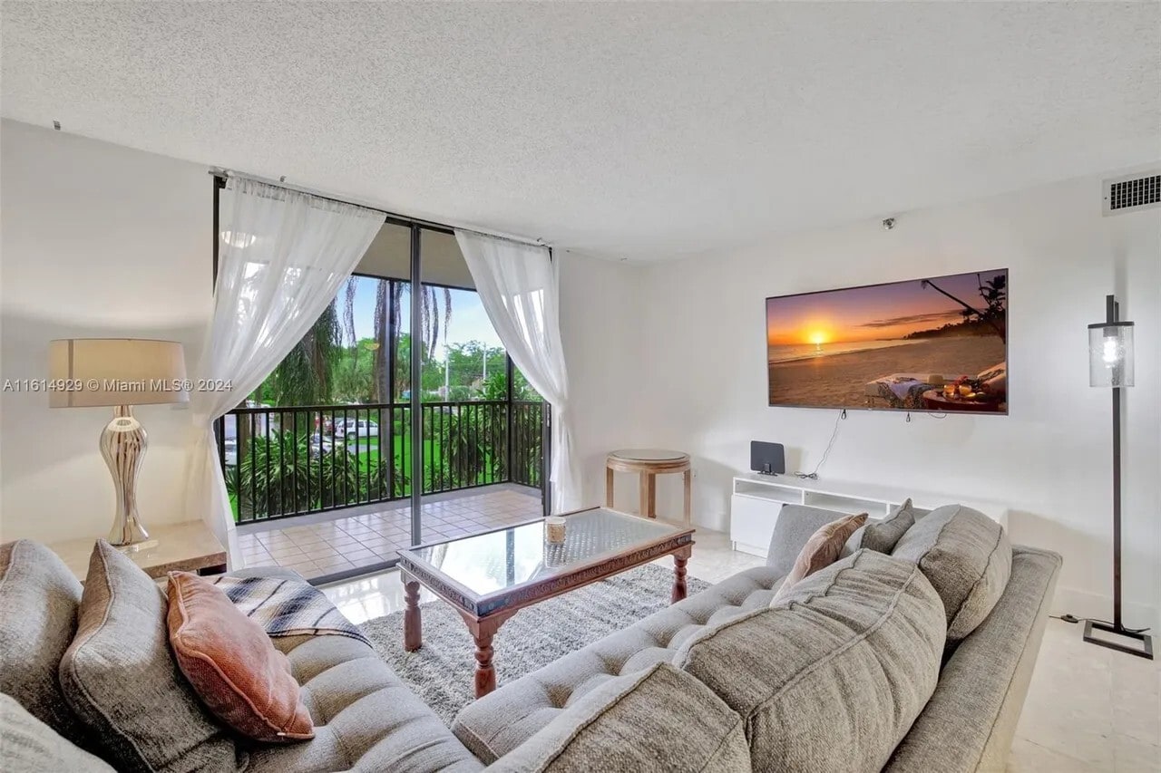 Building Photo - 900 NE 195th St