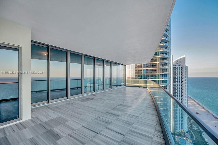 Building Photo - 17901 Collins Ave