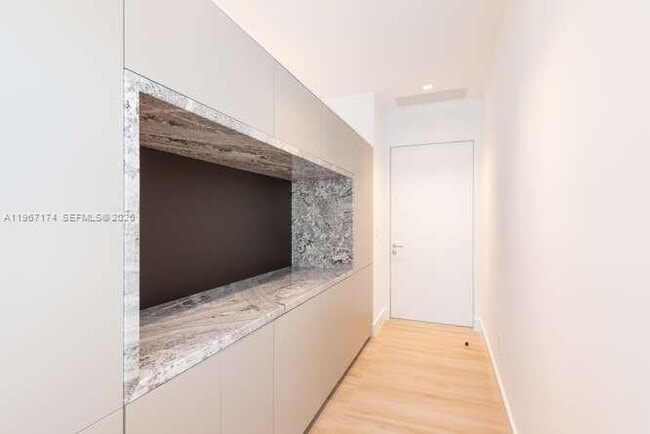 Building Photo - 1325 Bay Dr