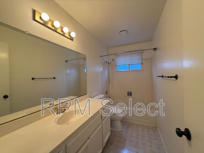 Building Photo - 2264 Americana Dr