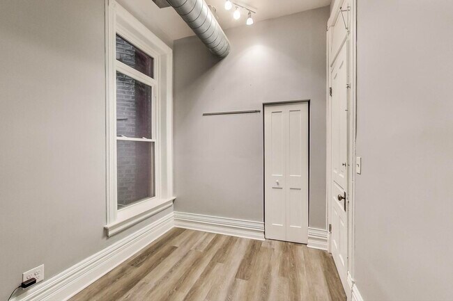 Building Photo - 1445 N California Ave