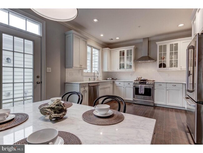 Building Photo - 602 D St