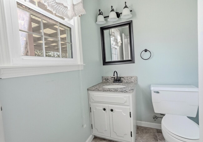 Building Photo - 2212 Rose Dr