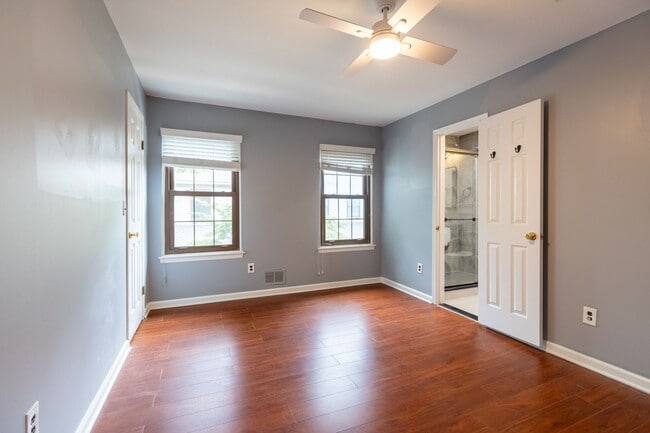Building Photo - 2 bed 2.5 bath