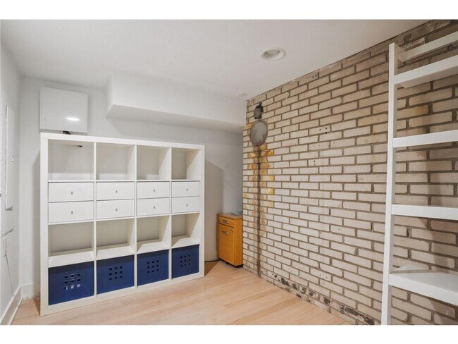 Building Photo - 209 Westwood Dr N