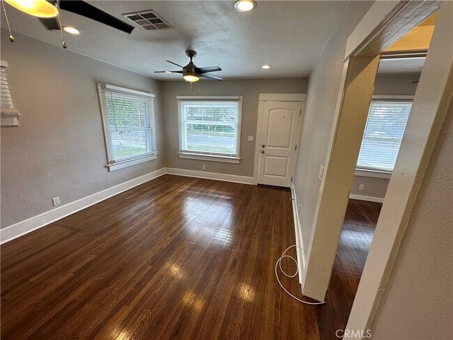 Building Photo - 633 W Maple Ave
