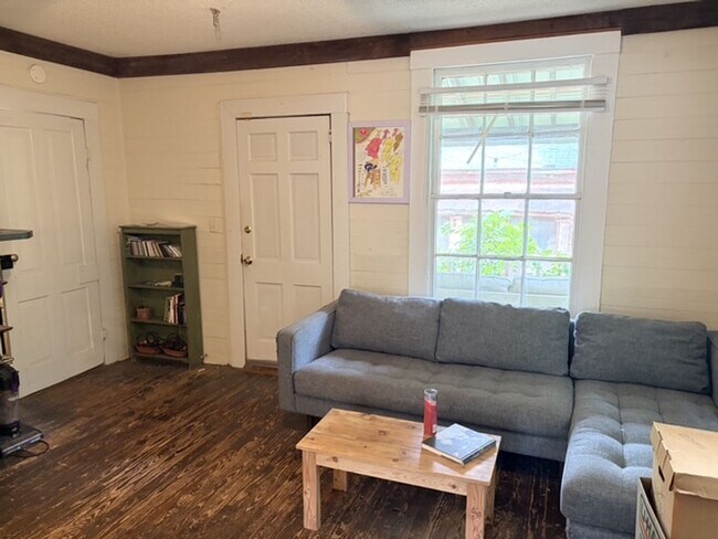 Building Photo - Two Bedroom Cozy House!