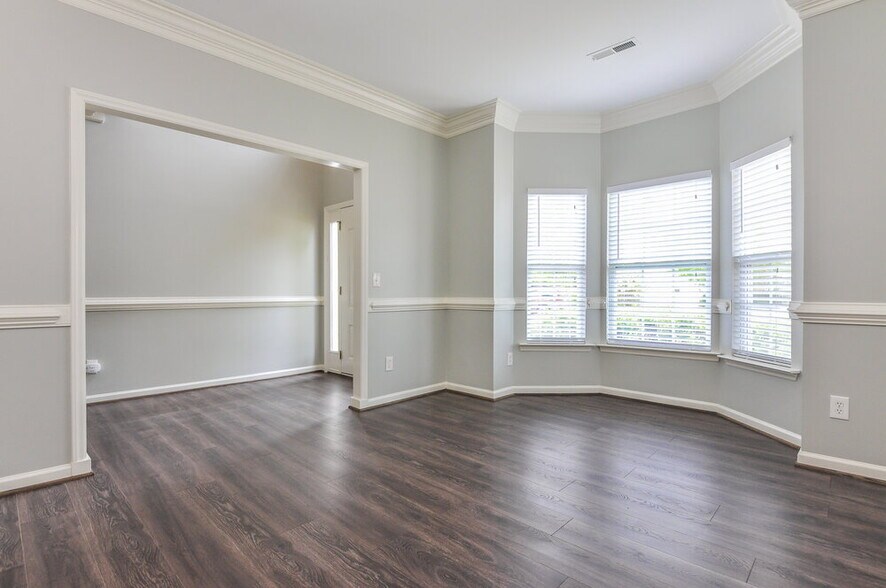 Building Photo - 401 Pyracantha Dr