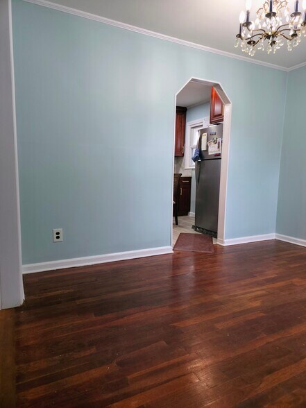 Dining - 76 Brenner Ave