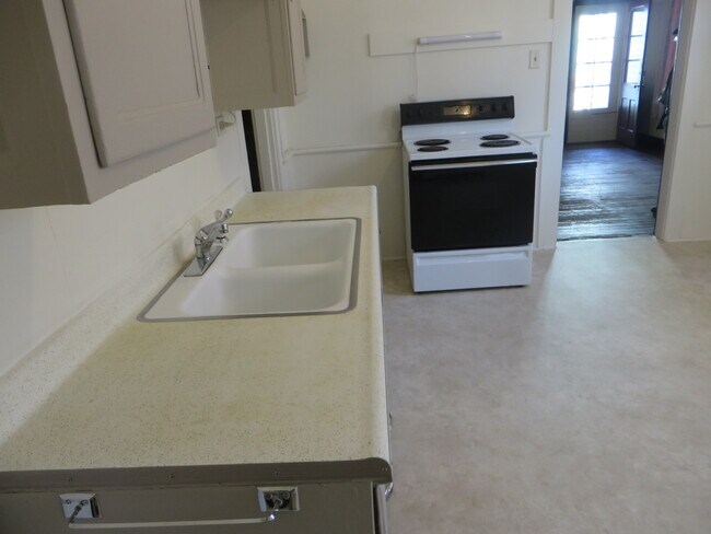 Building Photo - Large Three Bedroom, 1.5 Bathroom Home hal...