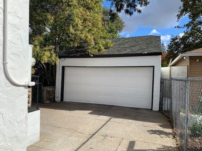 Building Photo - Adorable Three Bedroom, One-story Home in ...