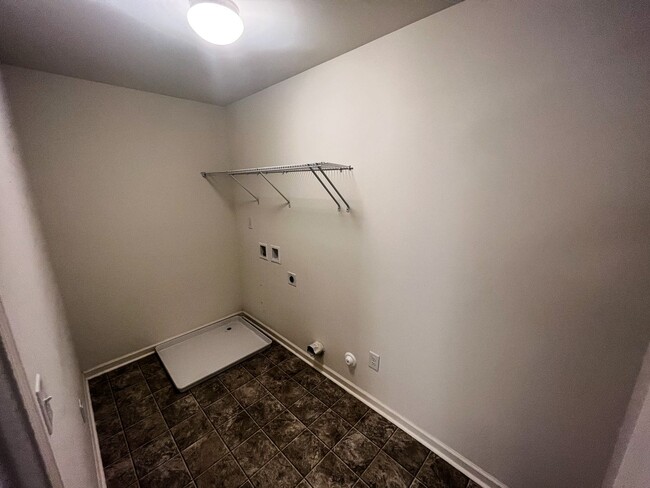Building Photo - Beautiful 3 bedroom, 2 1/2 bathroom home i...