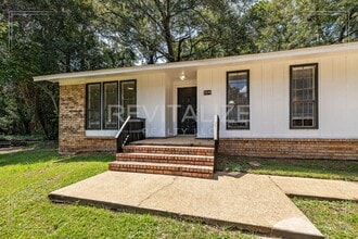 Building Photo - Beautifully Updated 4-Bedroom Home with Gr...