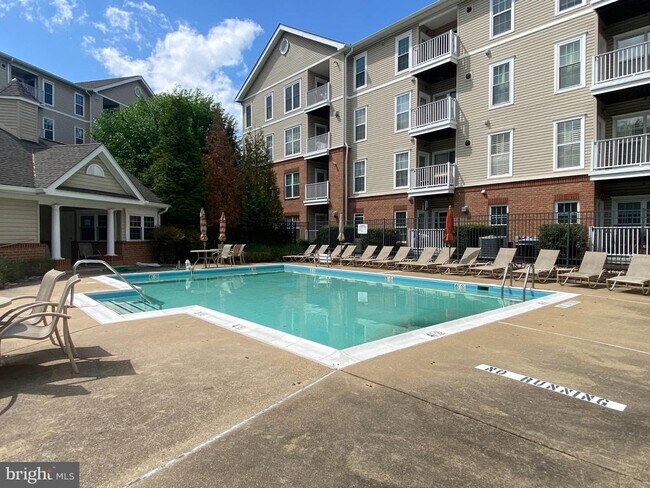 Building Photo - 7000 Falls Reach Dr