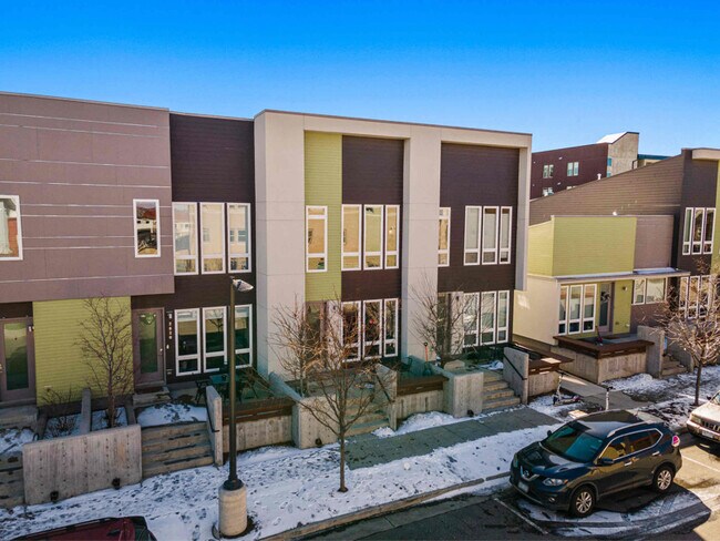 Building Photo - 2824 W Parkside Pl