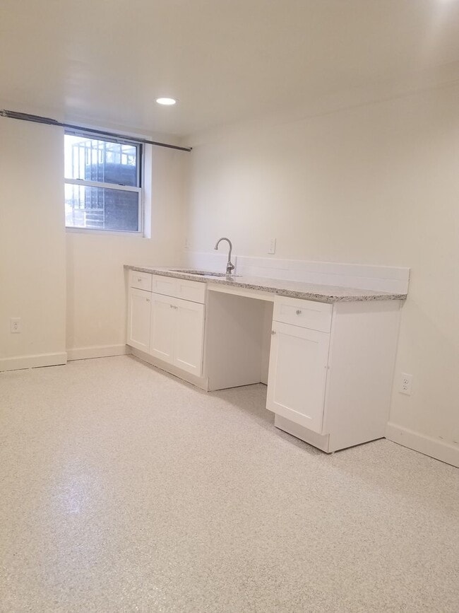 Building Photo - 4 Bed 2 Bath in Decatur!