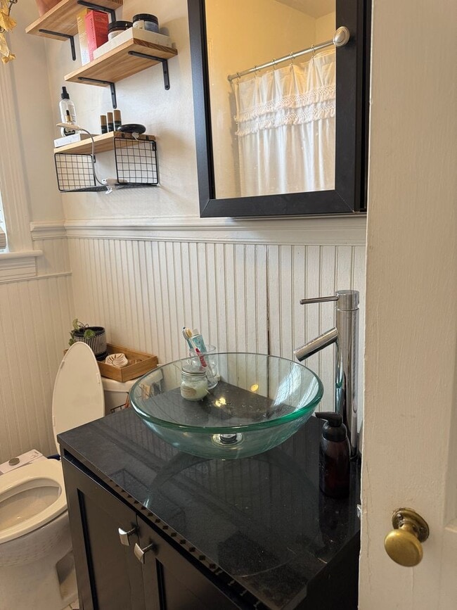 Building Photo - East Nashville cottage, 2BR 1 bath, fenced back, lawn care included, pet friendly