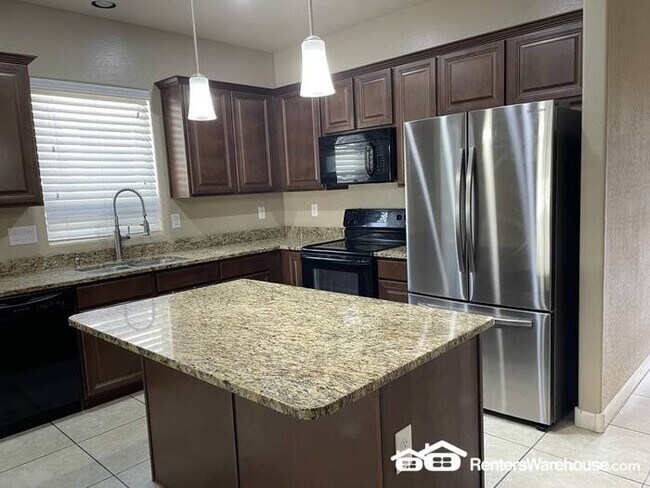 Building Photo - North Phoenix Beauty 4bed + den 3bath clos...