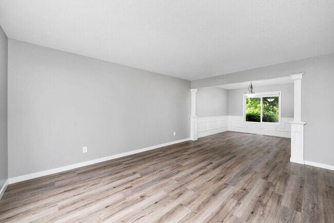 Building Photo - Stunning 4 bedroom, 2.5 bathroom home!! Must See!!