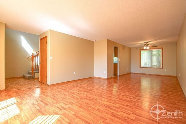 Building Photo - 3907 SE Sunrise Dr