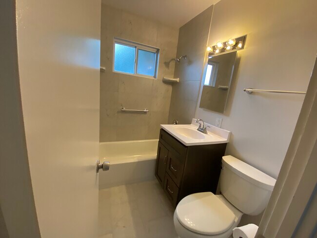 bath - 4164 Howard Ave