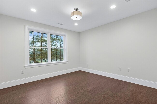 Building Photo - 15 Lily Pond Ln
