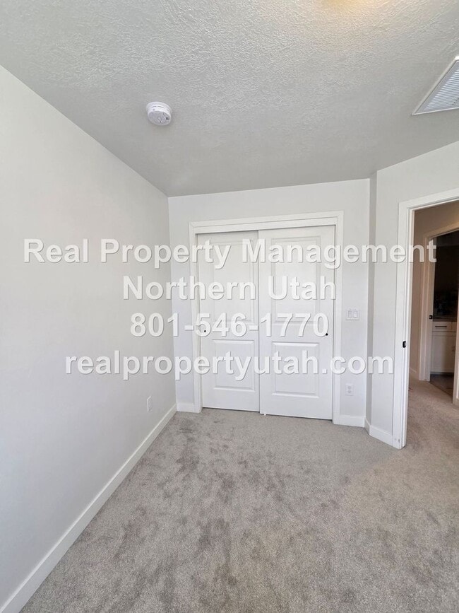 Building Photo - Stunning 4 Bedroom 2.5 Bath Home in Syracuse