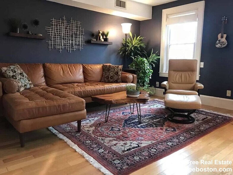 Building Photo - 445 Main St