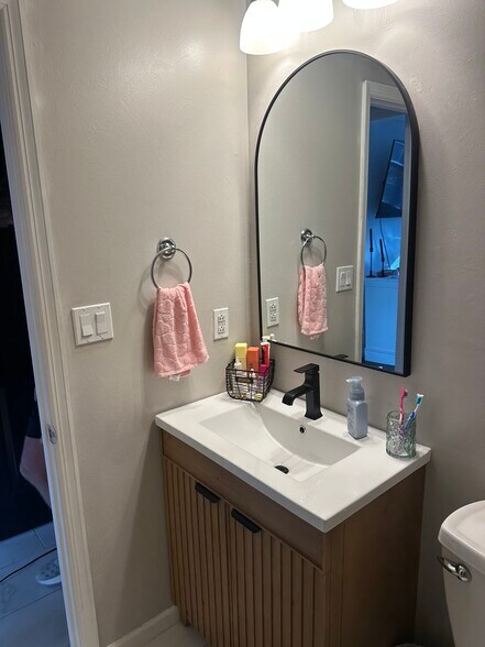 Master bathroom - 3847 Tambark Dr