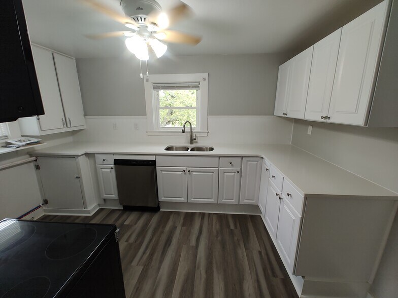 Building Photo - 1700 Harrison Dr