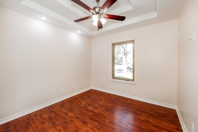 Building Photo - 503 Pine Sisken St