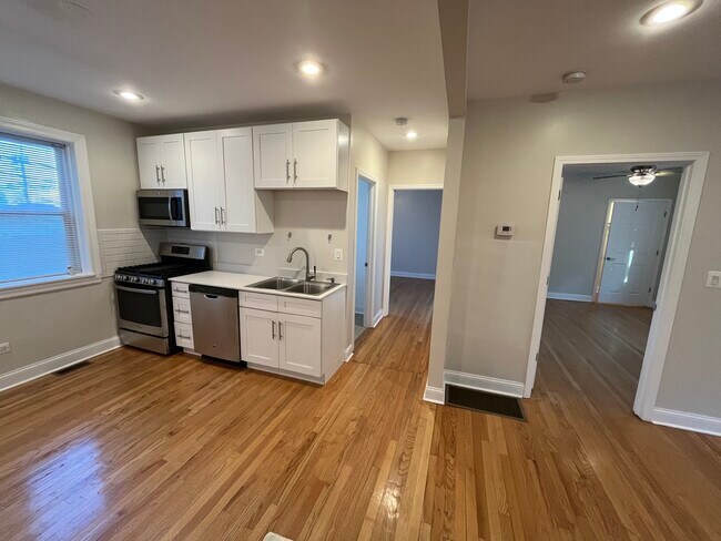 Building Photo - 3422 W Waveland Ave