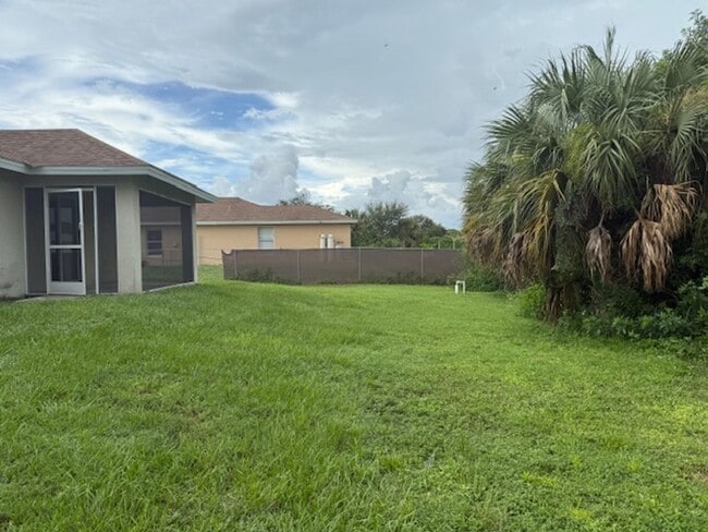 Building Photo - Spacious 3 Bed / 2 Bath Home in the Heart ...