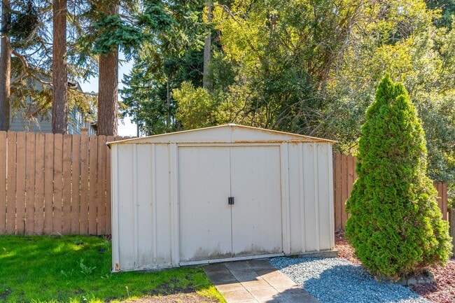 Building Photo - 3 Bed 2 Bath Home near Town