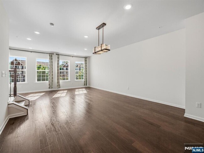 Building Photo - 18 Litchfield Ln