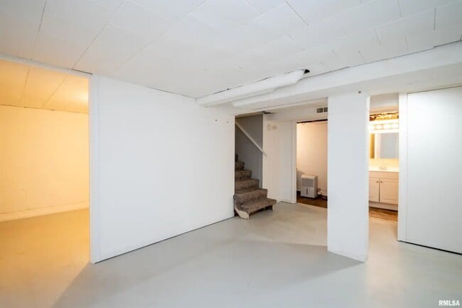 Building Photo - West Cindy Lane