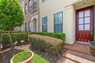 Building Photo - Luxury Townhouse in Fannin Station