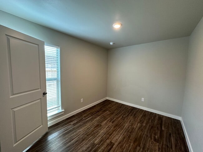 Building Photo - 405 E 21st St