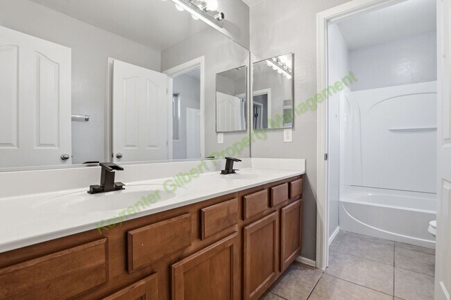 Building Photo - Corner Lot Gilbert Home with Modern Comforts in a Prime Location