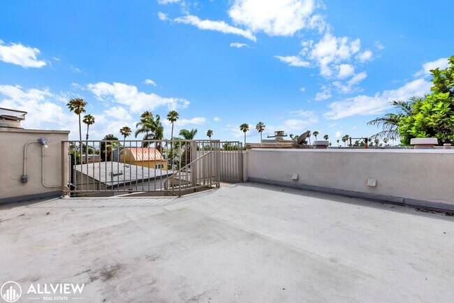 Building Photo - Spacious Coastal Condo with Rooftop Ocean ...