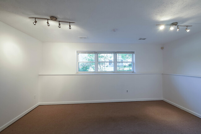 Building Photo - Renovated Singe Family Bi-Level near South...