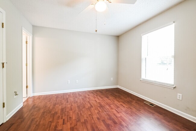 Building Photo - 737 E Maple Ln