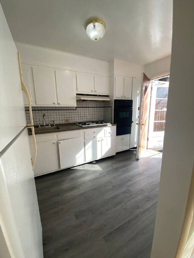 Building Photo - A spacious two bedroom, one and one half bath condo townhouse located in the northern section of ...