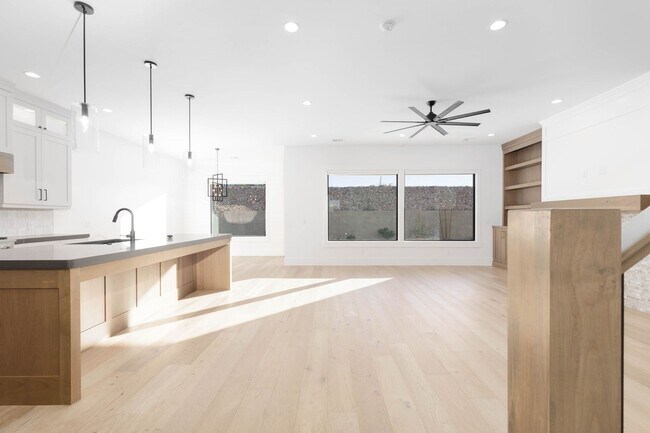 Building Photo - Gorgeous 5 bed 3.5 bath in Desert Canyons