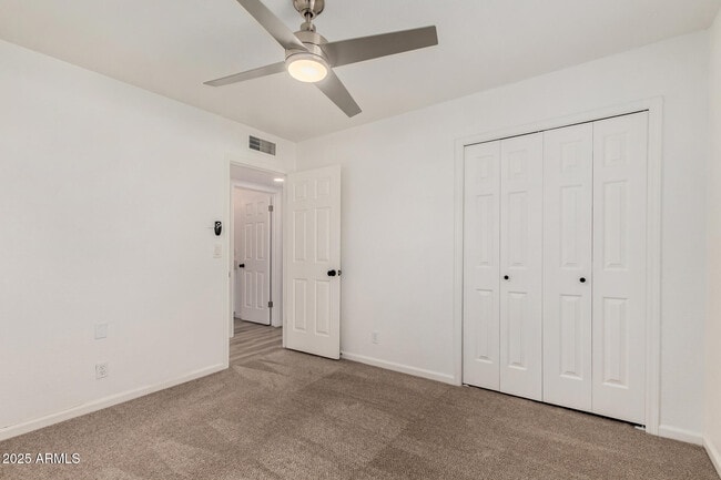 Building Photo - 687 E Park Ave