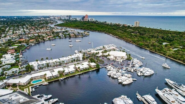 Building Photo - 2727 Yacht Club Blvd