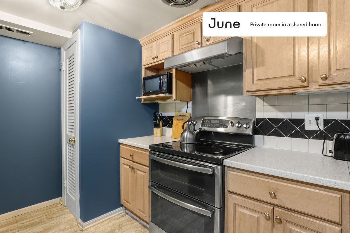 Building Photo - Room in Shared 7 bed/4 bath home in Southwest Waterfront