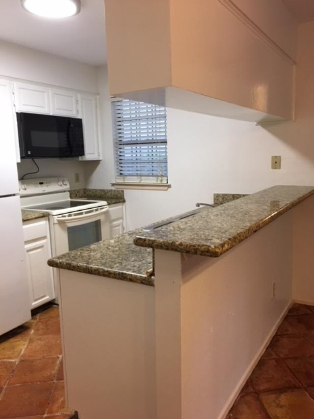 Building Photo - 200 Martingale