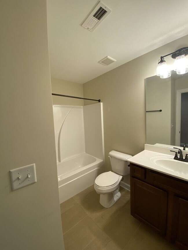 Building Photo - Modern Townhome Close to MTSU