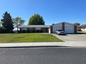 Building Photo - Lake Front Home For Rent! 1/2 Off First Full Months Rent Move in Special!!!